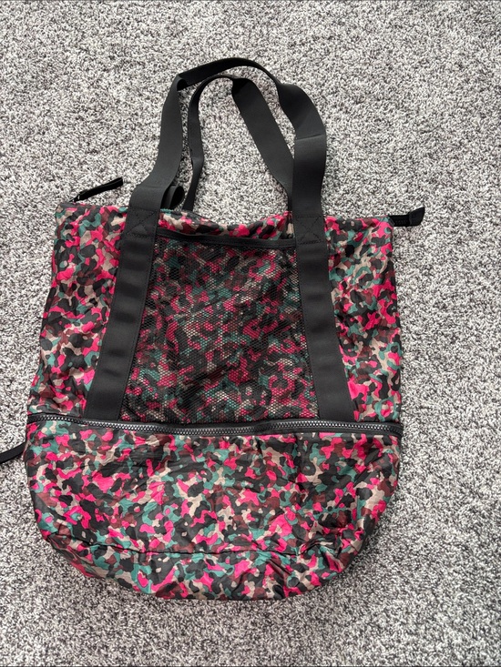 Athleta Handbags - EUC Athleta Nylon Gym Bag